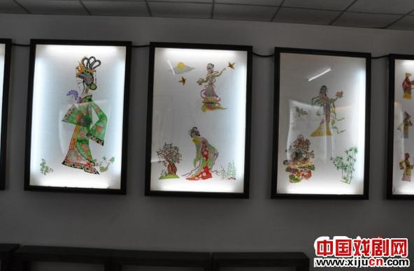 袖珍人与她们的皮影艺术团