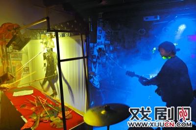 传统皮影与摇滚同台让您体验艺术混搭的奇幻感受