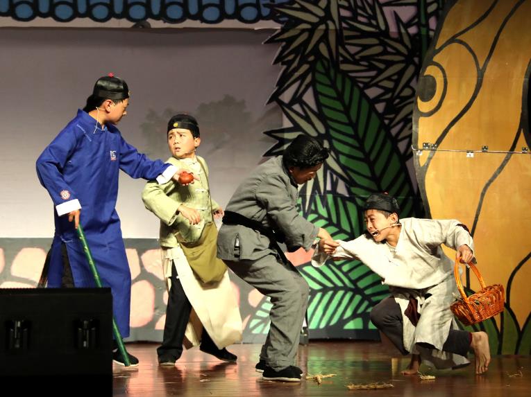 袖珍人皮影剧团排大戏颂党恩