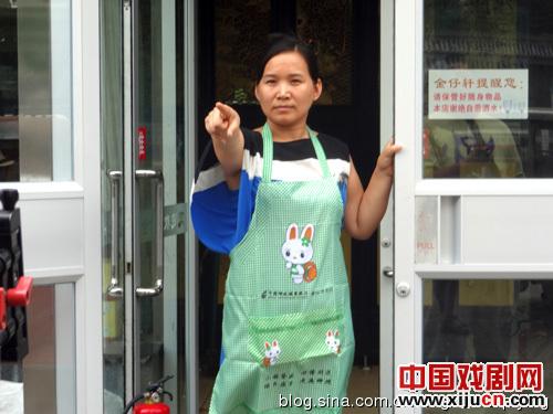 龙在天袖珍人皮影演员拍电影啦!