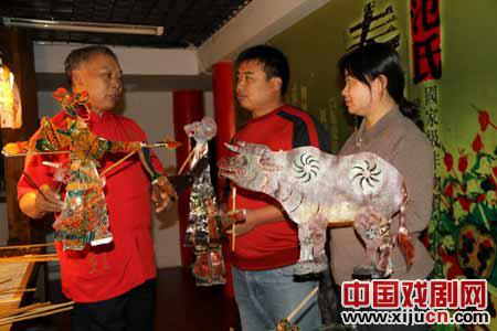 范正安一人能演皮影戏