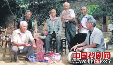 十几位老人组成皮影班义务巡演，推广冀南皮影