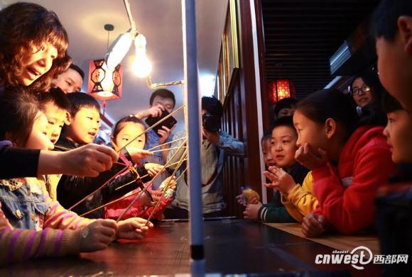 &ldquo;娃呀亲子团&rdquo;玩转皮影戏