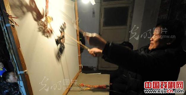 邢氏皮影剧团艺人为村民表演传统皮影戏