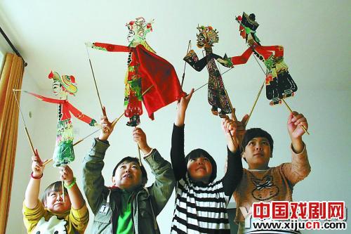 袖珍人李铭、陈婵小夫妻的皮影梦