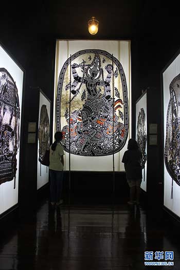 泰国寺庙里的皮影剧团