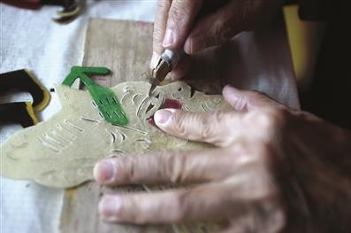 姚其德：为了皮影戏能够传承，他说他会一直&ldquo;在路上&rdquo;