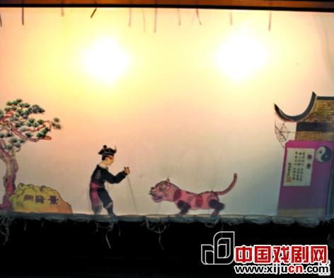 七宝三中排练廉洁皮影戏《除夕的故事》