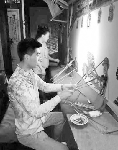 &ldquo;90后&rdquo;皮影人孙卫&ldquo;人给皮影传输了生命，但皮影却演绎着精彩人生。&rdquo;