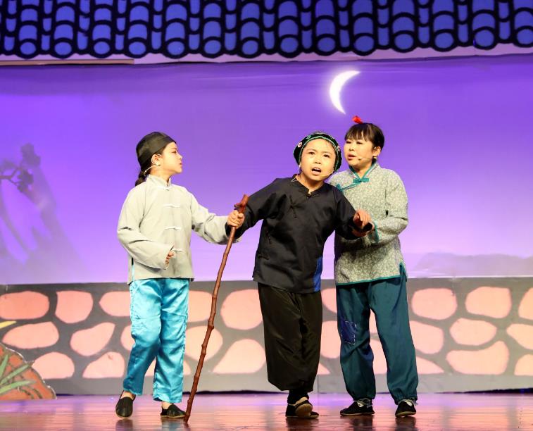 袖珍人皮影剧团排大戏颂党恩