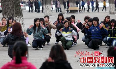 &ldquo;皮影&rdquo;操&mdash;影娃娃走进校园