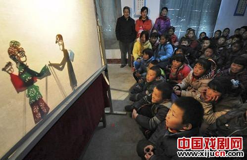 山东省枣庄市山亭区皮影戏传人邢如雨自编自演皮影戏《雷锋的故事》