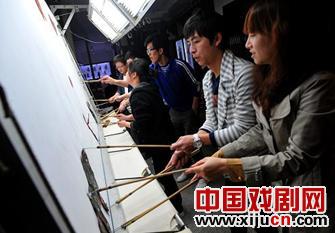 年轻的现代皮影戏班