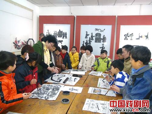&ldquo;中国梦&rdquo;激励皮影文化人,缪美峰爱心教袖珍人书法