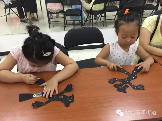 康馨园社区开展手工制作皮影亲子活动