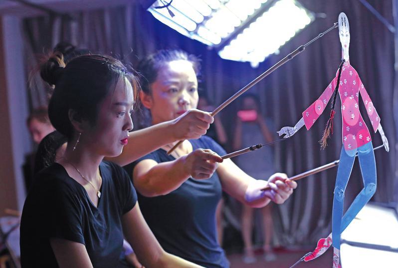 华州皮影传承人薛宏权创新皮影表演