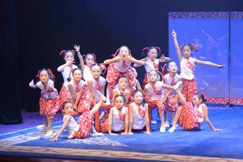 巴山皮影戏少儿群舞《守望》获好评