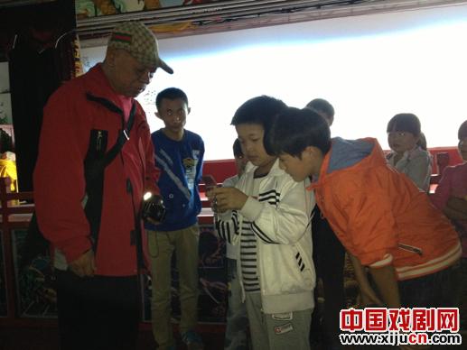 老北京皮影路家班传人路海老师及夫人到龙在天皮影戏苑指导