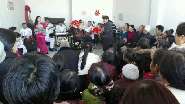 乌兰社区二人台艺术团赴赛乌素嘎查开展慰问演出