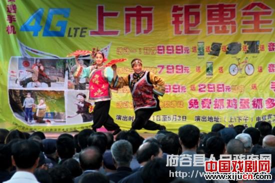 河滨公园举行&ldquo;迎五一&rdquo;二人台专场演出