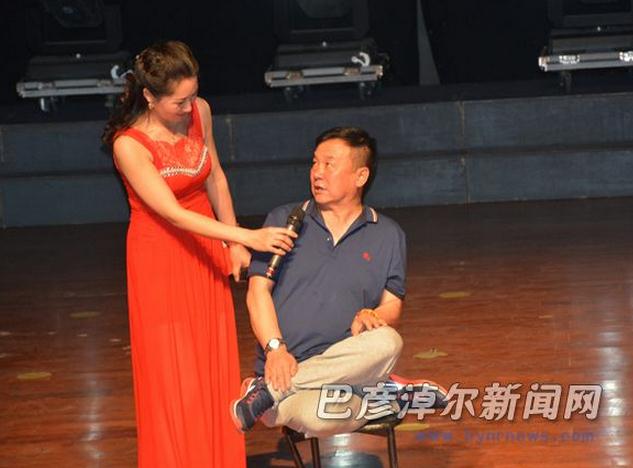 二人台艺术家的示范表演 &ldquo;草根&rdquo;彩妆登台