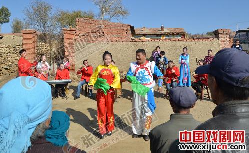 尚义县艺术团下乡演出二人台