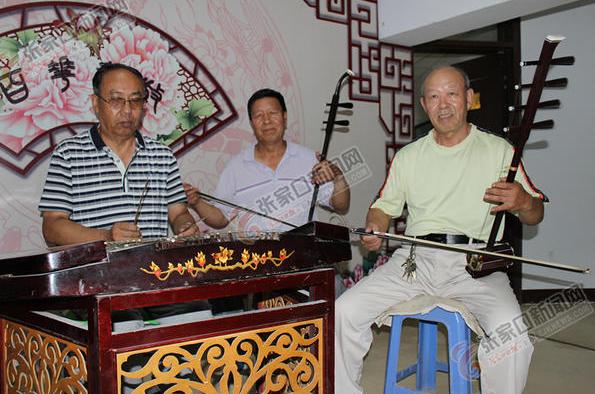 金鼎社区二人台文艺小队的活动有声有色