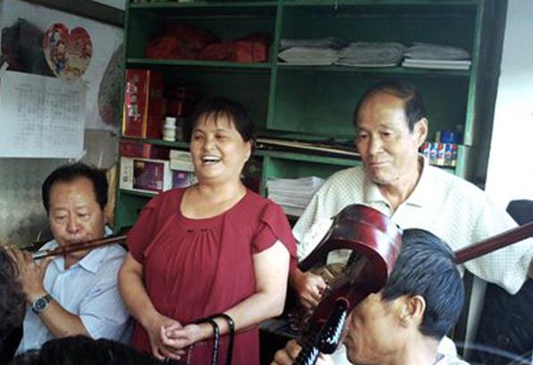二人台乐队义务为农村进城参加比赛的农民进行赛前伴奏