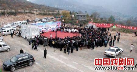 观《我爱上党戏》走进柳树口镇南石翁村后