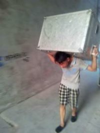 民营剧团小小演员在卸车