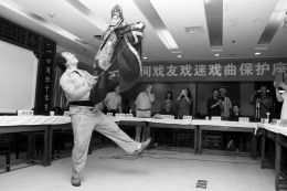 孝义的张建安表演木偶变脸