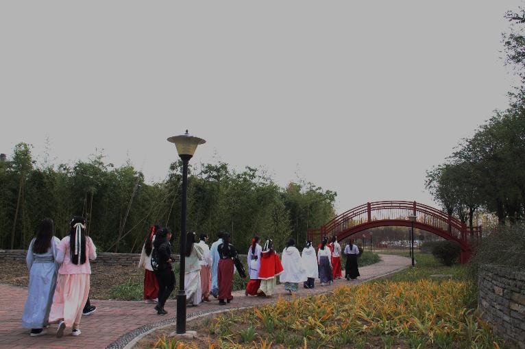 大学生集体穿汉服行走，成校园一道最美丽风景线