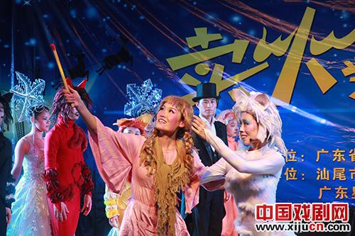 大型原创音乐杂技剧《卖火柴的小女孩》亮相慧如剧场