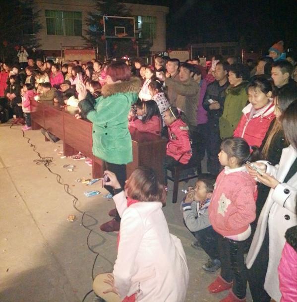 汉阴县平梁镇界牌村猴年春晚让山区群众乐开怀