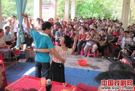 公园里唱响琼剧精彩乐翻天