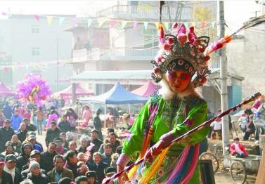 让村民享受新年赣剧盛宴