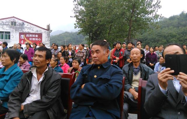 汉阴平梁镇文艺演出送进村 乡亲们欢欢喜喜迎中秋国庆