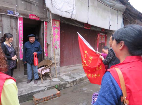 陕西汉阴县城关镇西街社区志愿者与困难老人共迎中秋佳节