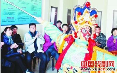 戏曲发烧友工地演出