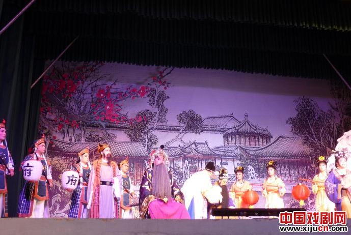 七绝&middot;保亭七仙广场观琼剧演出