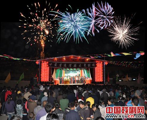 通渭县大众秦剧团在通渭县什川乡大湾村樊家铺社戏台演出