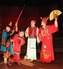 岑兜高甲戏小学员在石井扬山村精彩表演