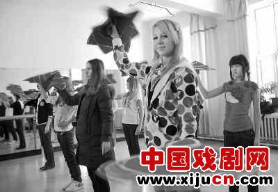 俄罗斯布拉戈维申斯克市青少年在黑河市第四中学学习地方戏表演