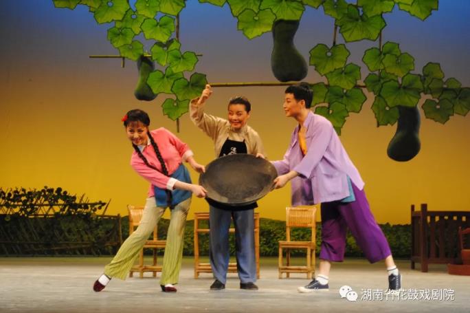 文化惠民歌盛世，周末剧场唱花鼓。