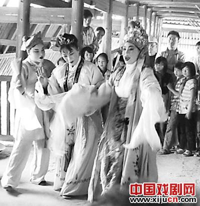 光泽三角戏