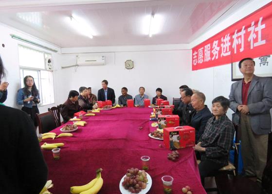 陕西汉阴县城关镇西街社区志愿者与困难老人共迎中秋佳节