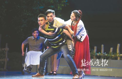 大型现代淮剧《危情七天》上演