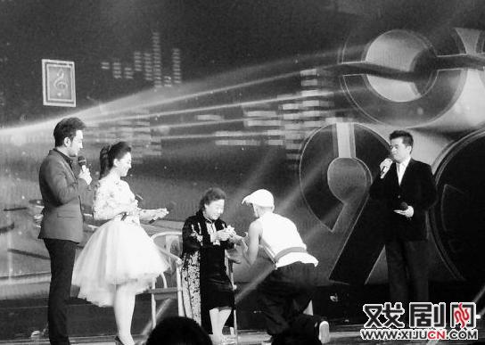 阿宝拜85岁郭兰英为师