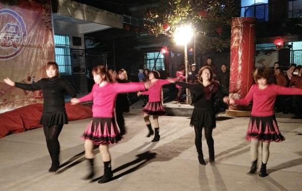 汉阴县平梁镇界牌村猴年春晚让山区群众乐开怀