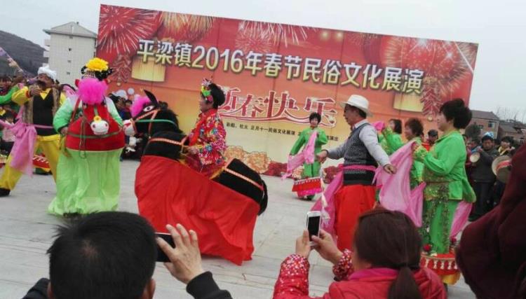 汉阴县平梁镇举行迎新春民俗文化展演